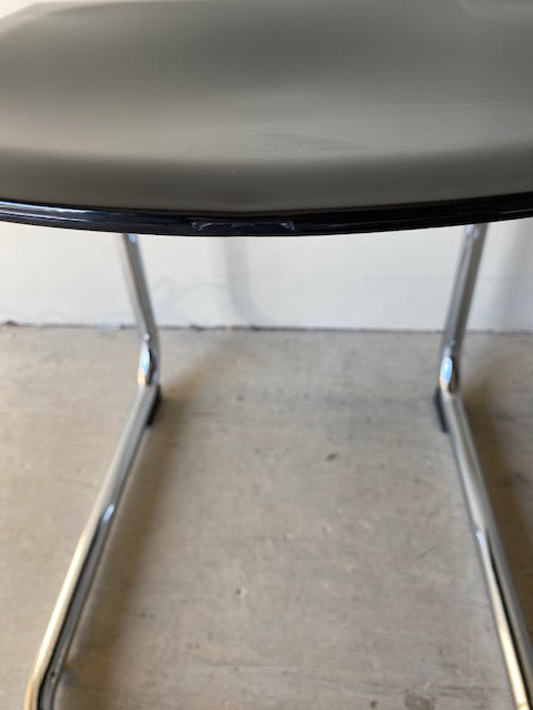 Chaise de salle à manger incurvée d'inspiration rétro en noir - SECONDS