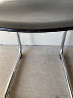 Chaise de salle à manger incurvée d'inspiration rétro en noir - SECONDS