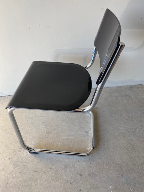 Chaise de salle à manger incurvée d'inspiration rétro en noir - SECONDS