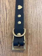 Grand collier pour chien en cuir noir avec cœurs - ÉCHANTILLON