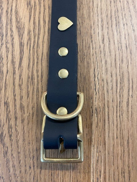 Grand collier pour chien en cuir noir avec cœurs - ÉCHANTILLON