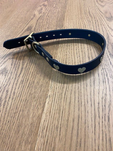 Grand collier pour chien en cuir noir avec cœurs - ÉCHANTILLON