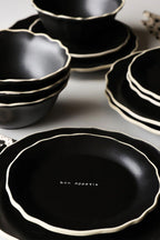 Service de table Bon Apetit 12 pièces à bords noirs et blanc cassé