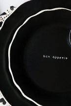 Service de table Bon Apetit 12 pièces à bords noirs et blanc cassé