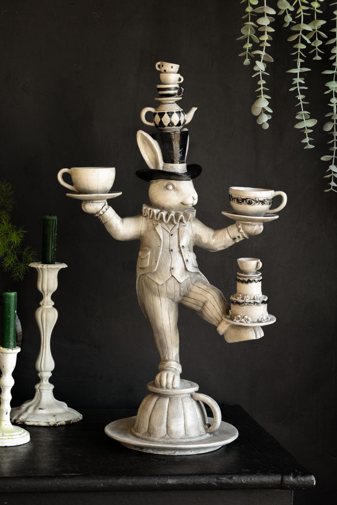 Décoration de lapin blanc en équilibre inspirée d'Alice au pays des merveilles