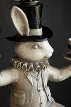 Décoration de lapin blanc en équilibre inspirée d'Alice au pays des merveilles