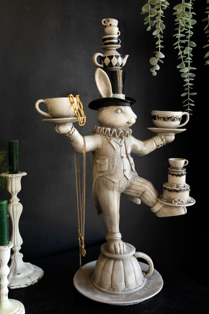 Décoration de lapin blanc en équilibre inspirée d'Alice au pays des merveilles