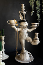 Décoration de lapin blanc en équilibre inspirée d'Alice au pays des merveilles