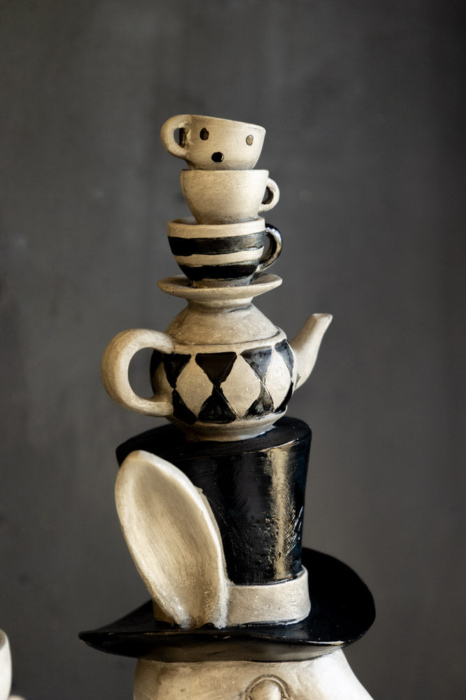 Décoration de lapin blanc en équilibre inspirée d'Alice au pays des merveilles