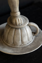 Décoration de lapin blanc en équilibre inspirée d'Alice au pays des merveilles