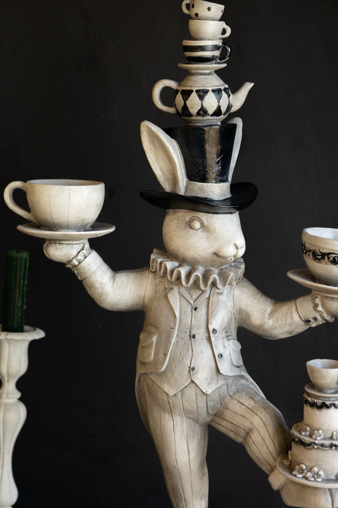 Décoration de lapin blanc en équilibre inspirée d'Alice au pays des merveilles
