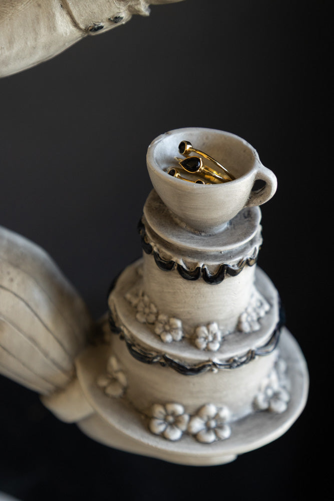 Décoration de lapin blanc en équilibre inspirée d'Alice au pays des merveilles