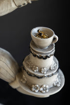 Décoration de lapin blanc en équilibre inspirée d'Alice au pays des merveilles