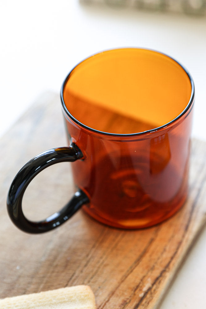 Tasse en verre ambré et noir