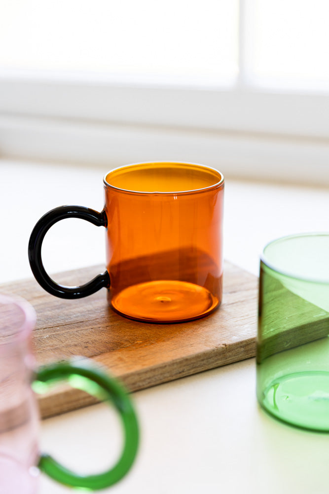 Tasse en verre ambré et noir