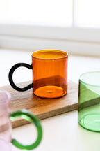 Tasse en verre ambré et noir