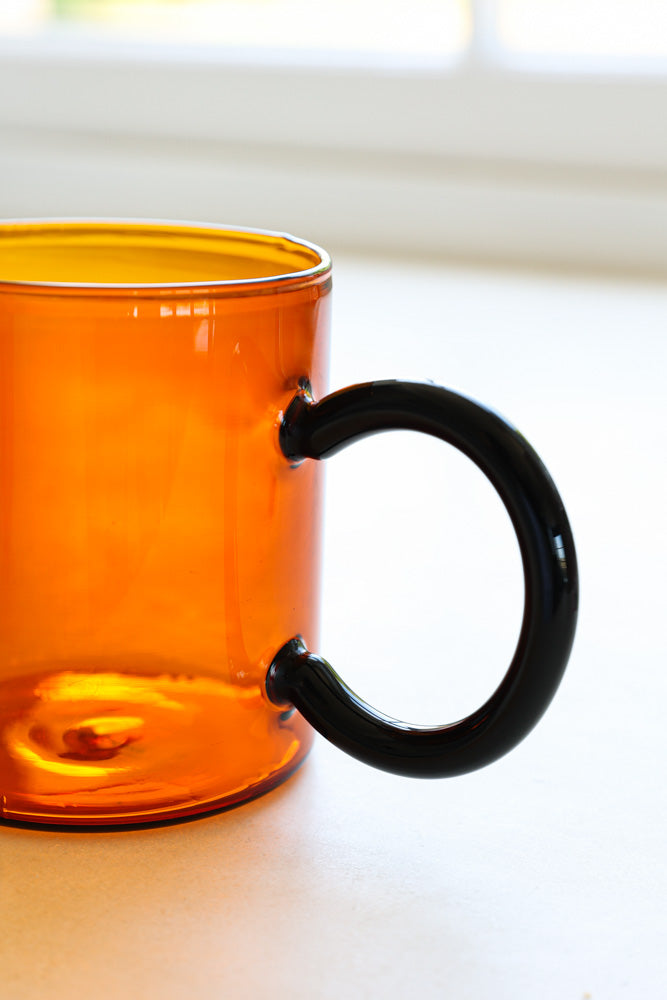 Tasse en verre ambré et noir