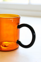 Tasse en verre ambré et noir