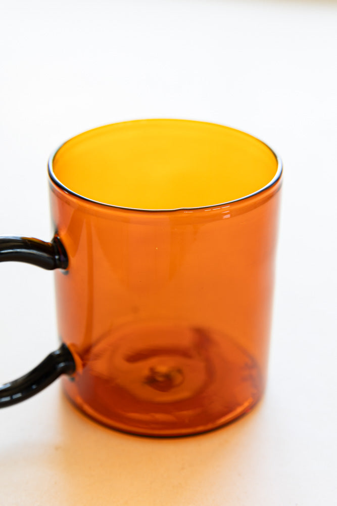 Tasse en verre ambré et noir