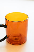 Tasse en verre ambré et noir