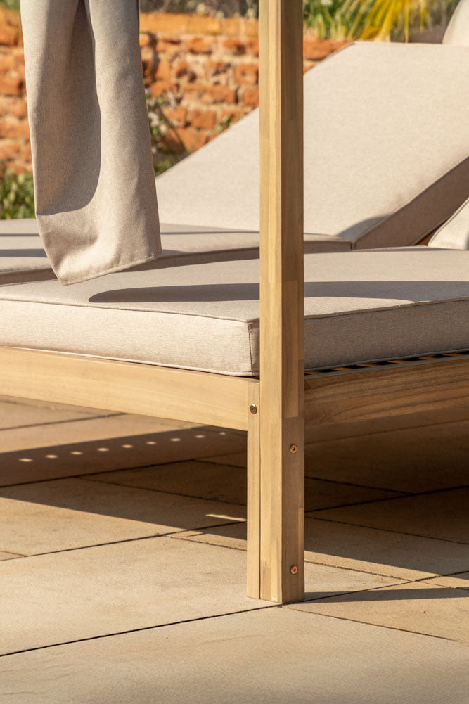 Magnifique lit de jardin à baldaquin