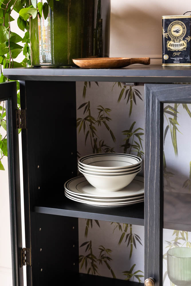 Vitrine noire avec doublure imprimée en bambou