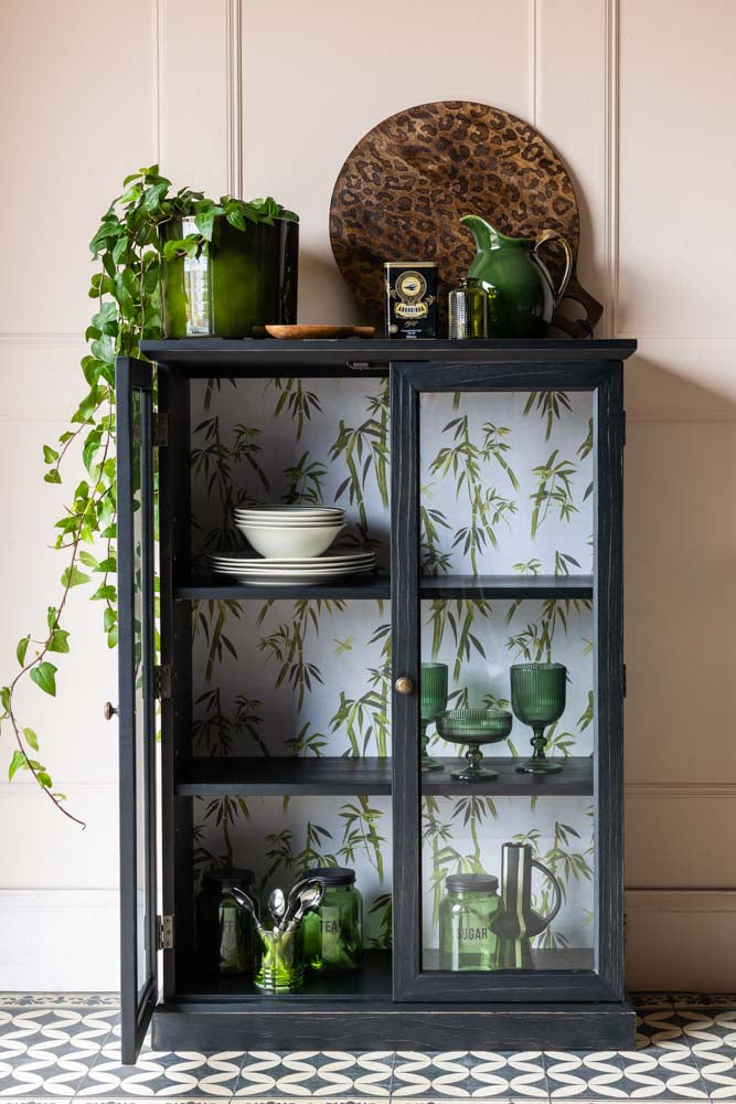 Vitrine noire avec doublure imprimée en bambou