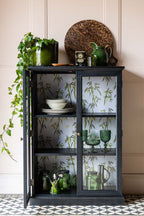 Vitrine noire avec doublure imprimée en bambou