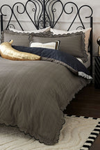 Parure de lit à rayures noires et bords festonnés - Disponible en 4 tailles