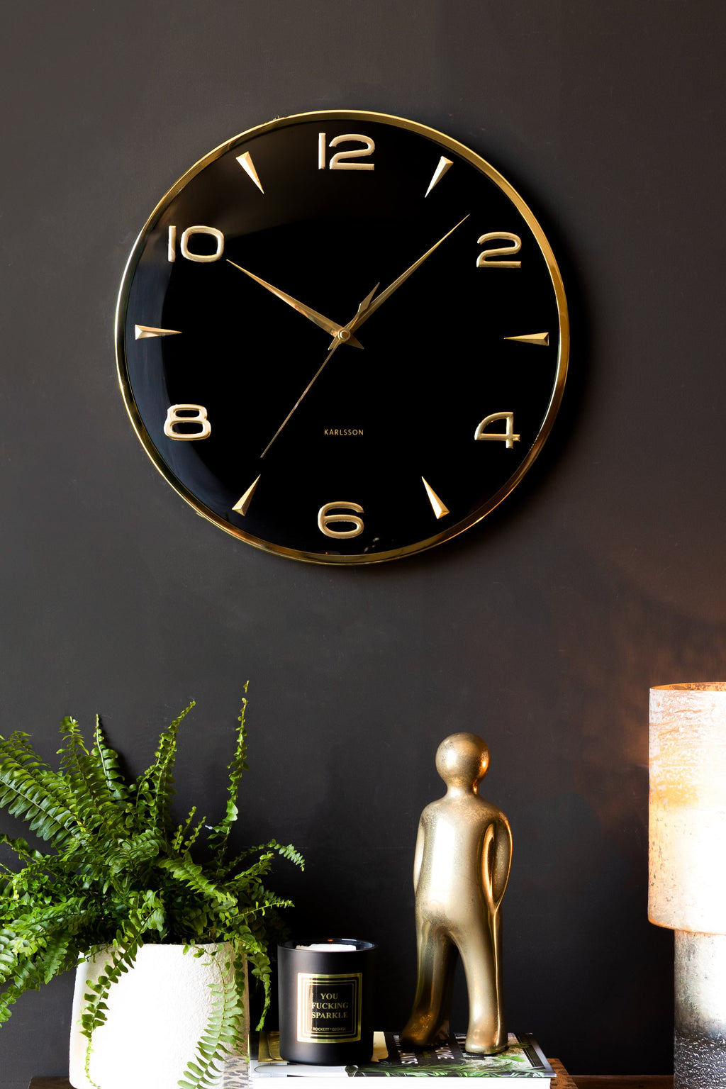 Horloge murale noire et dorée