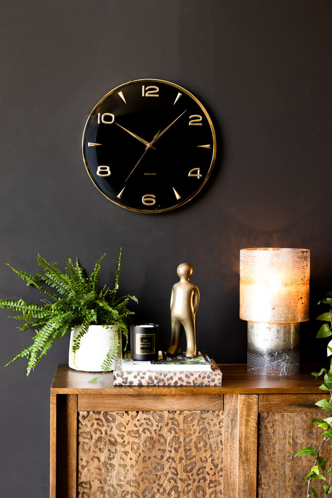 Horloge murale noire et dorée