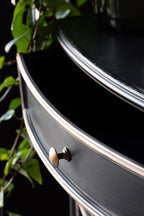 Meuble d'appoint noir et or de style antique