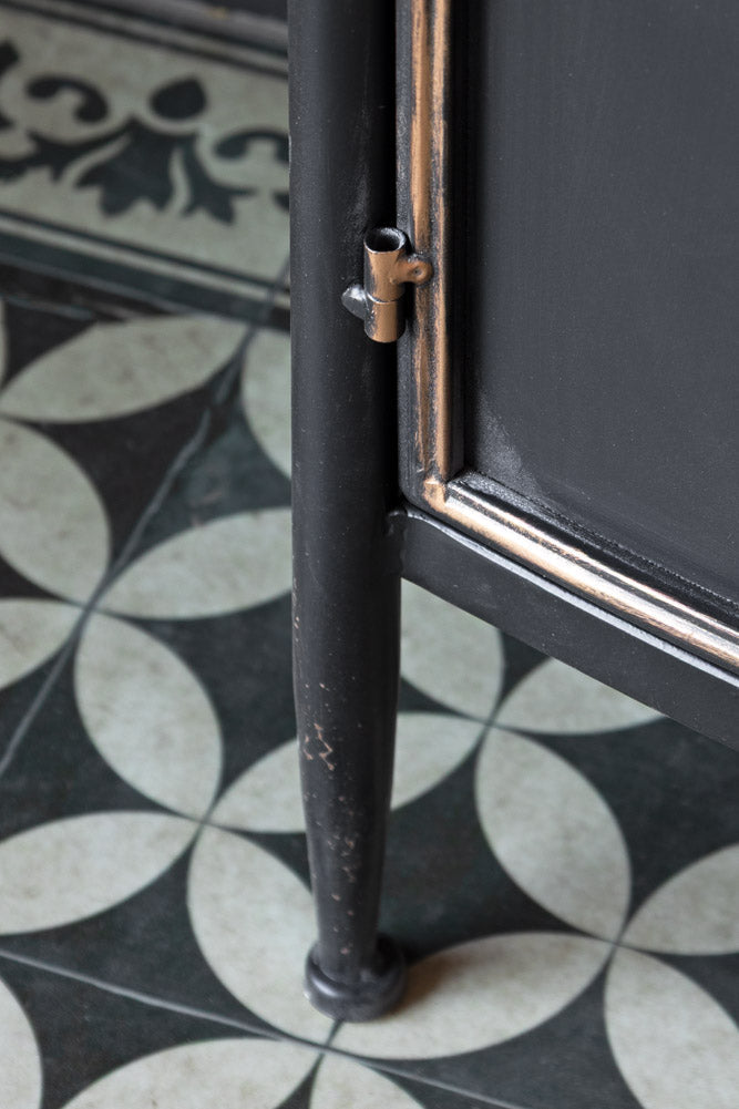 Meuble d'appoint noir et or de style antique