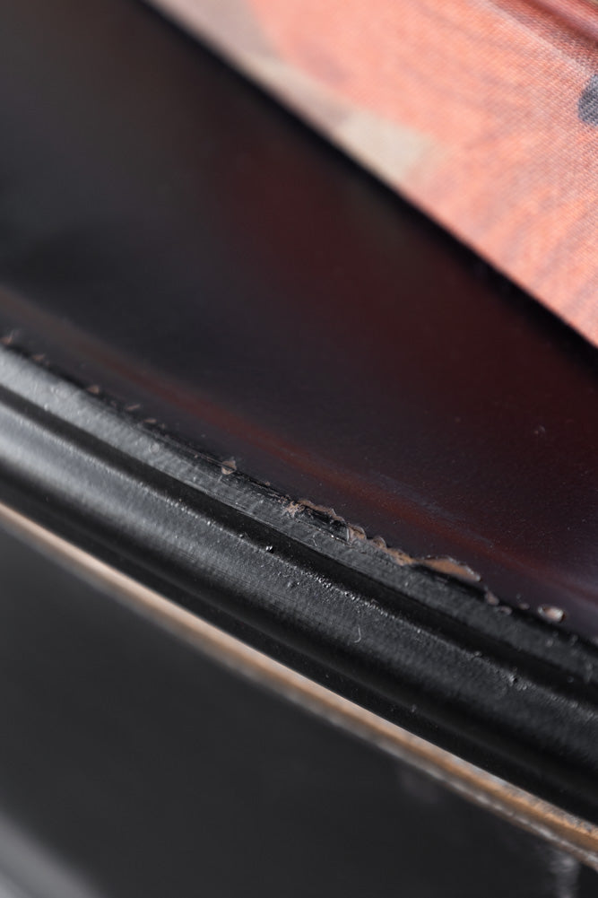 Meuble d'appoint noir et or de style antique