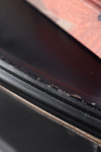 Meuble d'appoint noir et or de style antique