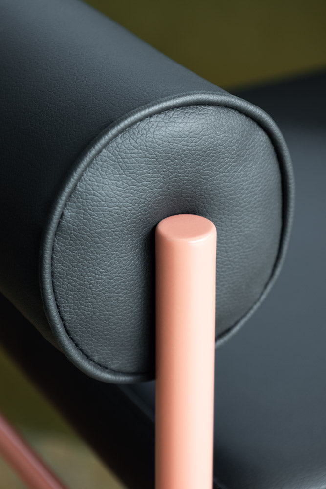 Tabouret de bar à dossier roulant noir et rose