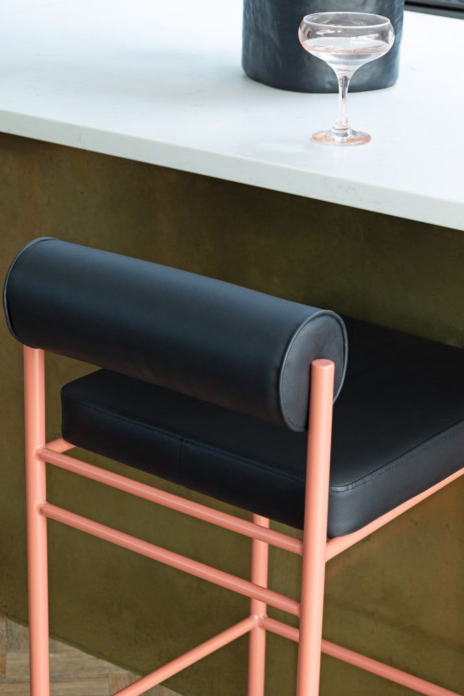 Tabouret de bar à dossier roulant noir et rose