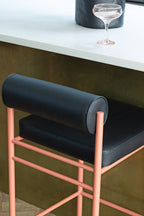 Tabouret de bar à dossier roulant noir et rose