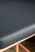 Tabouret de bar à dossier roulant noir et rose