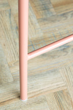 Tabouret de bar à dossier roulant noir et rose