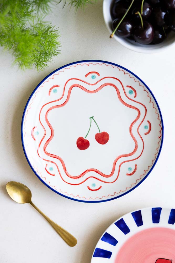 Assiette de service en céramique à imprimé cerises