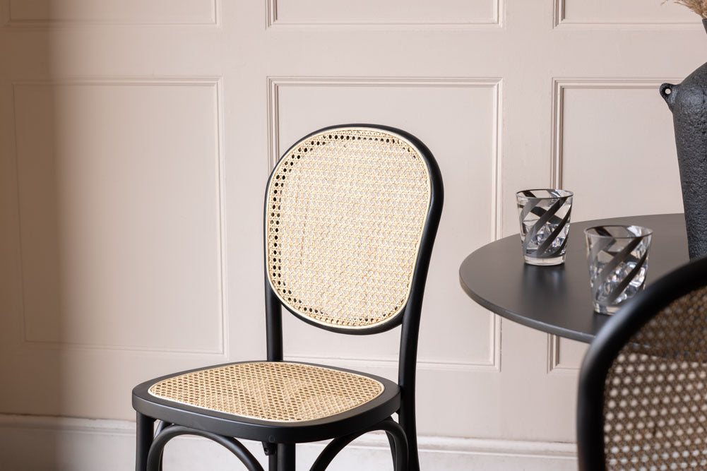 Chaise de salle à manger en bois noir et canne tressée Chez Pitou