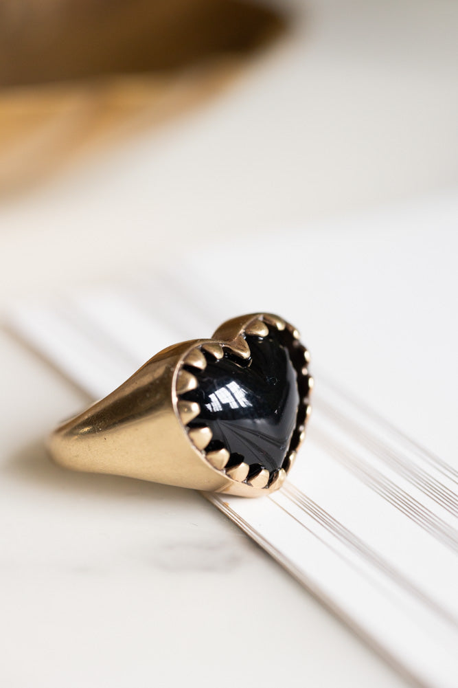 Bague épaisse en or et cœur noir - Disponible en deux tailles