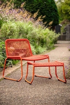 Chaise longue et repose-pieds de jardin orange vif