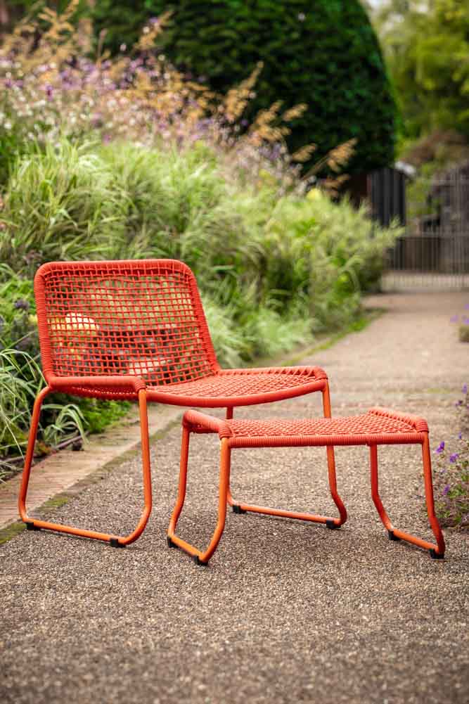 Chaise longue et repose-pieds de jardin orange vif