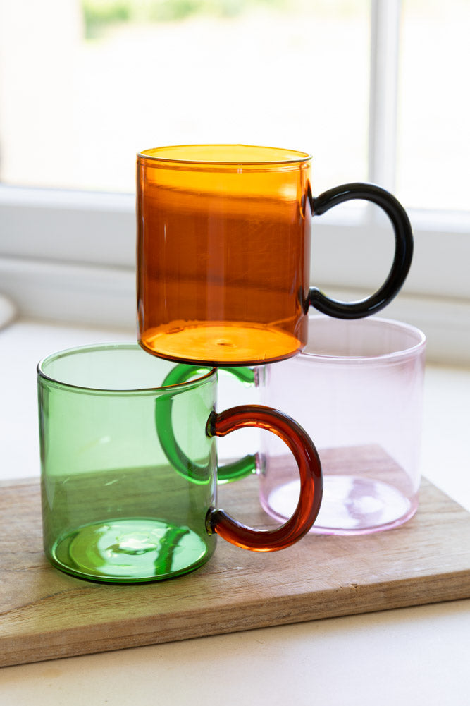 Tasse en verre verte et rouge