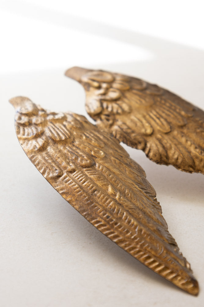 Décoration de bougie en métal ailé doré