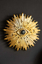 Décoration murale dorée contre le mauvais œil