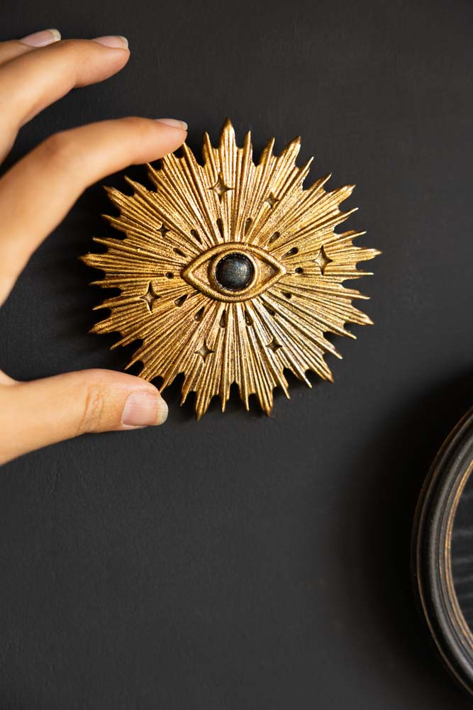 Décoration murale dorée contre le mauvais œil