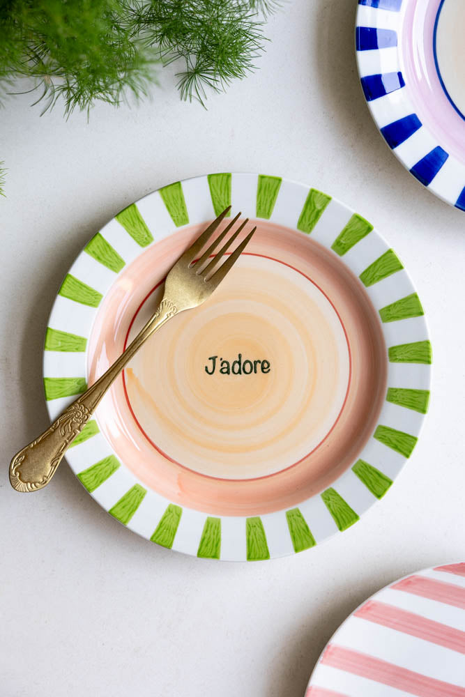 Assiette de service en céramique verte et rose J'adore